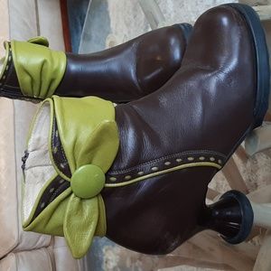 Fluevog Mini's size 9 brown ankle boot with green piping and leather bow